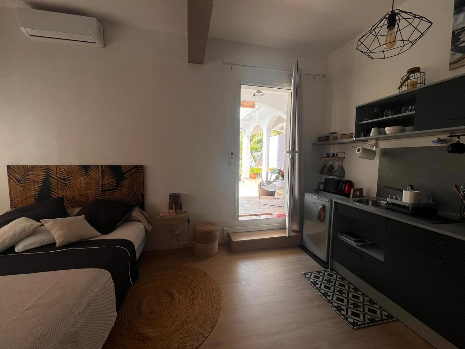 Studio Cosy Avec Piscine Dans Une Villa Saint-Denis Extérieur photo