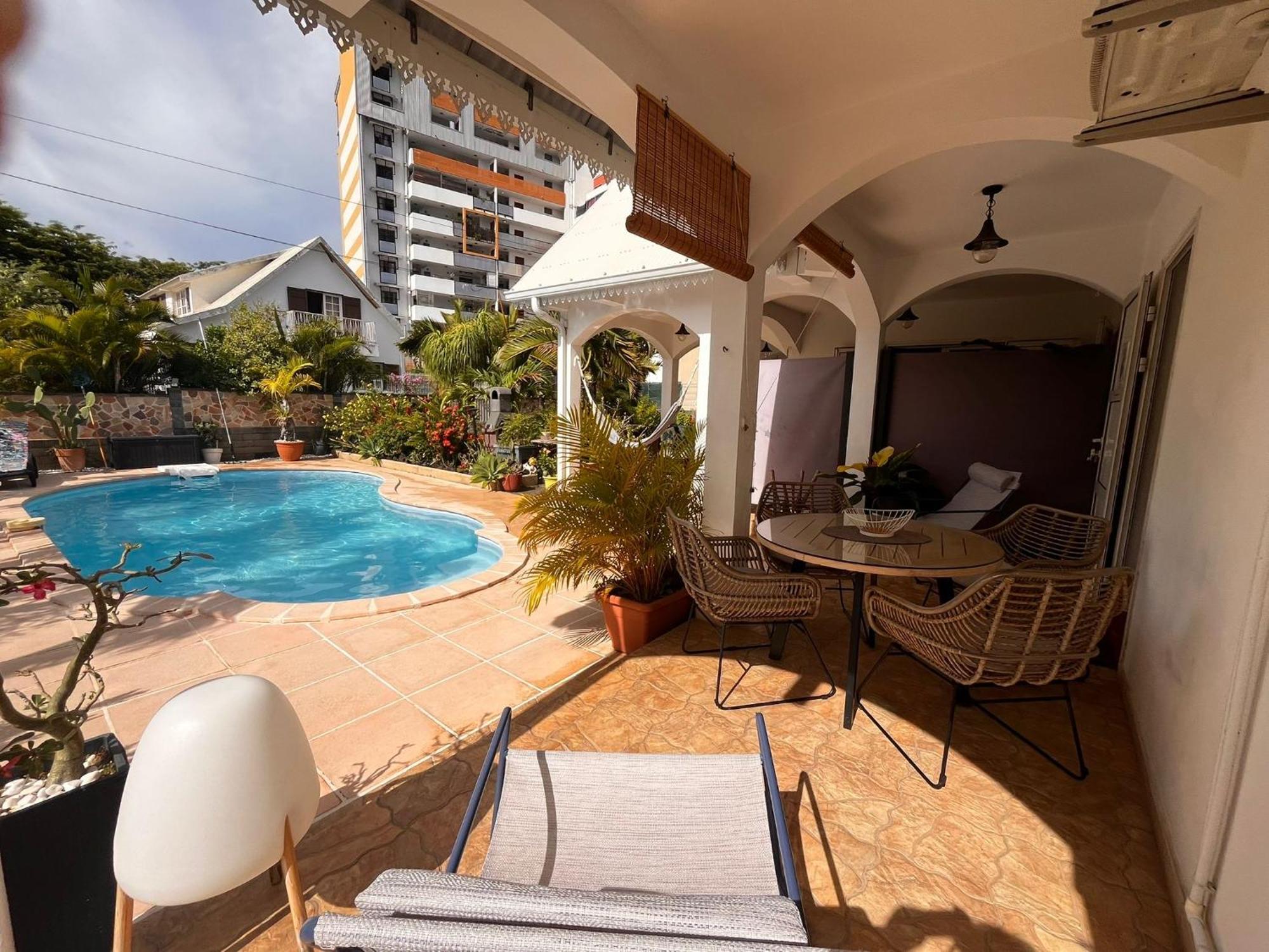 Studio Cosy Avec Piscine Dans Une Villa Saint-Denis Extérieur photo